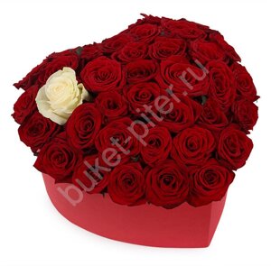Композиция из 35 роз в коробке в форме сердца