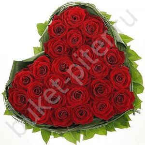 Композиция в форме сердца из 25 красных роз