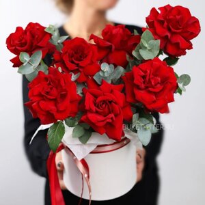 Коробка из Красных Французских Роз с Эвкалиптом
