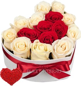 Коробка сердце с красными и белыми розами эквадор