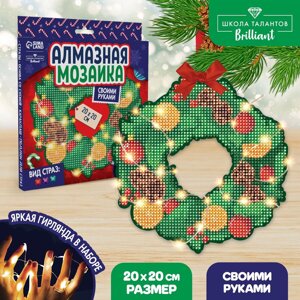 Новогодняя алмазная мозаика с полным заполнением на фигурке. новогодний венок