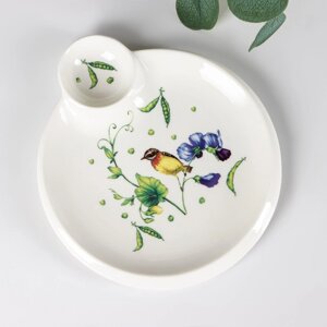 Блюдо фарфоровое круглое с соусником Доляна «Зелёный сад», 22,5202 см, цвет белый