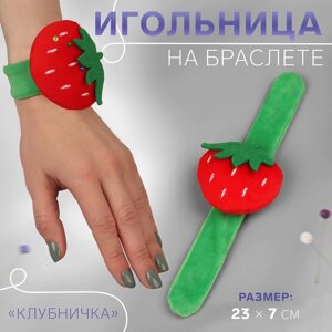 Игольница на браслете «Клубничка», 23 7 см, цвет зелёный/красный