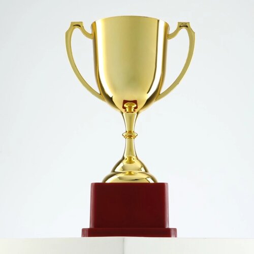 Кубок 012, наградная фигура, золото, подставка пластик, 19,2 11,5 8 см.
