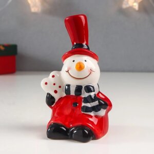 Сувенир керамика "Снеговик в красном цилиндре и полосатом шарфе, с сердцем" 10,8х6,5х6,4 см