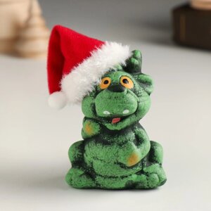 Сувенир керамика "Зелёный глиняный дракончик в новогоднем колпаке" 6,5х5,3х8 см