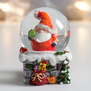 Сувенир полистоун водяной шар "Дед Морозик с подарочком на трубе" 4,5х4,5х6,5 см
