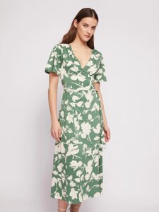 Приталенное платье-халат с запахом и растительным принтом