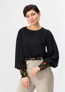 Блуза с вышивкой на манжетах-цветы