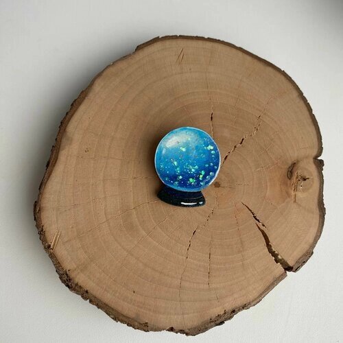 Брошь Брошь авторская деревянная хрустальный шар / Значок ручной работы снежный шар, голубой