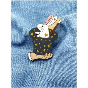 Кролик в шляпе, белый кролик, фокус, заяц, значок деревянный, брошь на одежду, значок на рюкзак