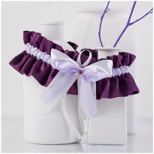 Широкая свадебная подвязка для наряда невесты "Фиолетовый стиль" из темного лилового атласа с сиреневой вставкой и крупным бантом с жемчужной бусиной