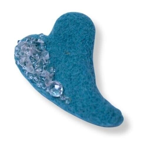 Брошь ручной работы "Голубое сердечко с капельками", выполненное в технике мокрое валяние