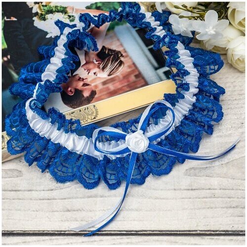 Кружевная подвязка для оригинального свадебного образа невесты из кружева темного синего цвета с белой атласной лентой и латексной розочкой в центре