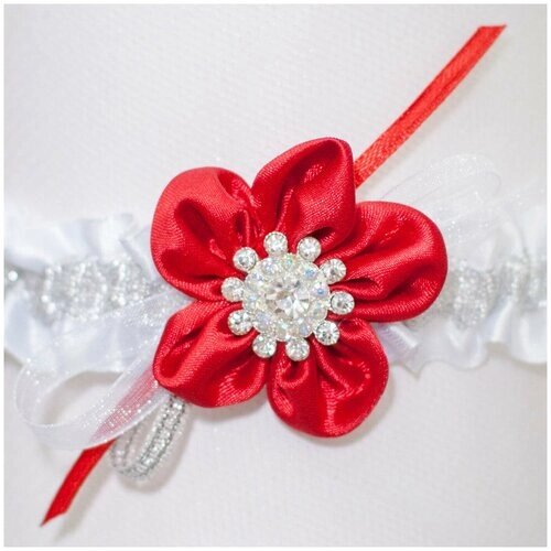 Узкая свадебная подвязка для невесты "Кармен" из белого атласа с серебристой тесьмой и атласной розой красного цвета с брошью из страз