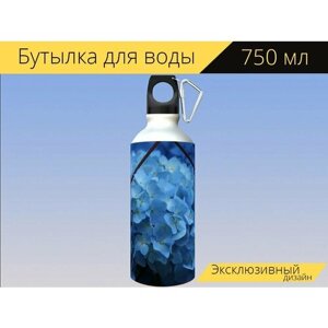 Бутылка фляга для воды "Голубая гортензия, изгородь, цветущий" 750 мл. с карабином и принтом