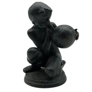 Чугунная статуэтка "Мальчик надувающий мяч" 1962 г, Касли, СССР