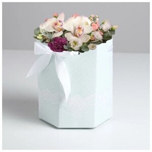 Коробка подарочная Дарите счастье для цветов Мятное кружево, 17x14.8x19.5 см, белый/зеленый