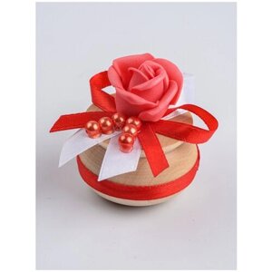 Маленькая свадебная солонка для хлебосольной встречи с латексной розой, жемчугом и атласными бантами в красных и белых тонах