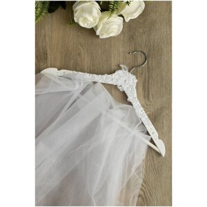 Необычная вешалка для свадебного платья невесты "Виктория" из дерева белого цвета с нежным кружевом и бусинами