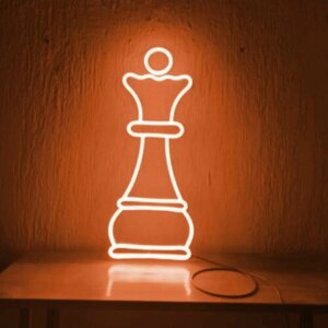 Неоновый светильник Шахматная королева, 56х23 см