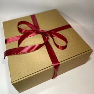 Подарочная коробка 32х32х12 см с наполнителем и бордовой атласной лентой "Идеальная упаковка"