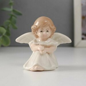 Сувенир керамика "Девочка-ангел в белом платье с рюшами сидит" 7.5х5.5х6.5 см