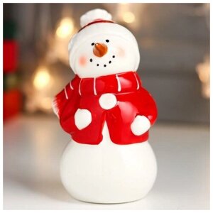 Сувенир керамика "Снеговик в красной куртке, шапке и шарфе" 13,9х7,4х8 см