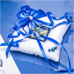 Свадебная подушечка для колец жениха и невесты "Гжель" из белого атласа с синим бантом, бусинами и гжельским орнаментом