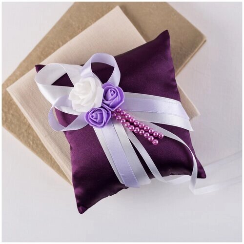 Свадебная подушечка для обручальных колец "Фиолетовый стиль" из атласа пурпурного цвета с сиреневыми лентами, мягкими розами и жемчужными бусинами
