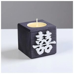 Свеча в деревянном подсвечнике "Куб, Иероглифы. Счастье", цвет: Эбен", 6х6х6 см, манго
