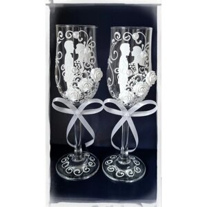 Бокалы свадебные "Молодожены" в белом цвете с розочками / фужеры для шампанского/ набор бокалов на свадьбу/ набор 2 шт