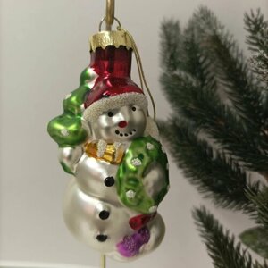 Ёлочная игрушка "Снеговик с елкой" 9см стекло в подарочной упаковке