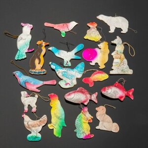 Набор из 18 винтажных ёлочных игрушек различных форм и расцветок, картон