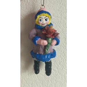Новогодняя ватная елочная игрушка "Девочка с цветами", высота 12 см