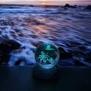 Светильник ночник стеклянный декоративный шар 6 см осьминоги морская тематика радужный перелив цветов