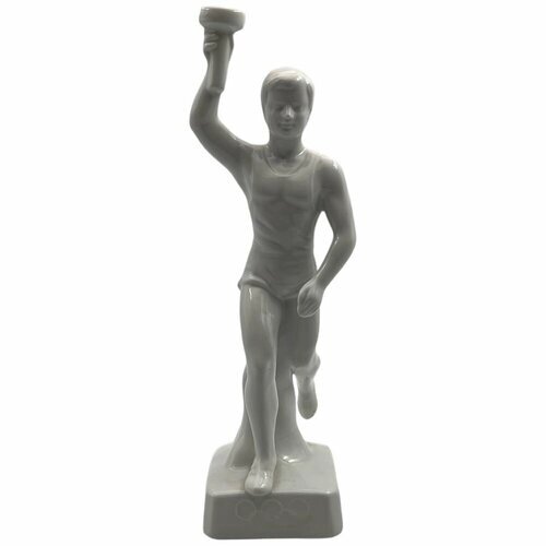 Фарфоровая статуэтка "Факелоносец" 1970-1980 гг. ГДР (Без факела)