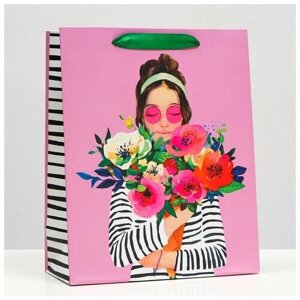 Пакет подарочный "Девушка с цветами", 26 х 32 х 12 см