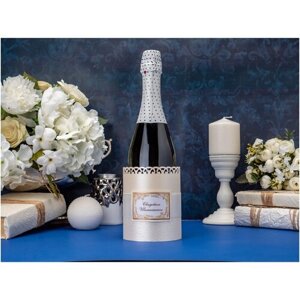 Стильное украшение на бутылку шампанского молодоженов - тубус "Виктория" перламутрового цвета с кремовыми атласными лентами и ажурной окантовкой