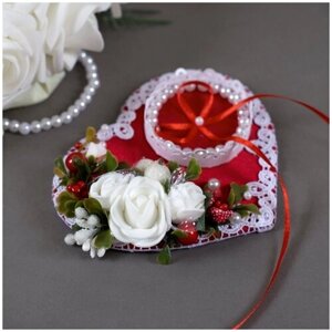 Свадебная подставка для обручальных колец красного цвета с белыми розами, декоративными ягодками, белым кружевом и жемчужными бусинами
