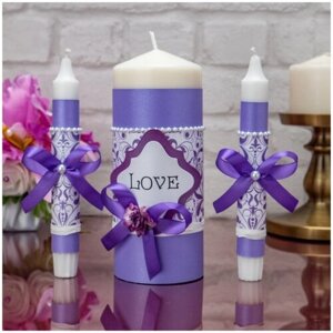 Свадебный набор свечей для церемонии домашнего очага с атласными бантиками, фиолетовой розой, жемчужными бусинами и табличкой в сиреневых тонах
