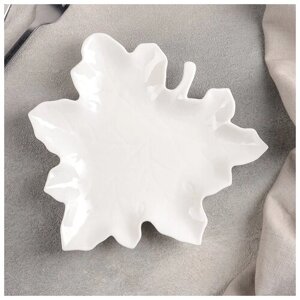 Блюдо керамическое сервировочное Кленовый лист, 18x19 см, цвет белый