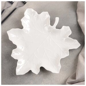 Блюдо керамическое сервировочное «Кленовый лист», 2223 см, цвет белый