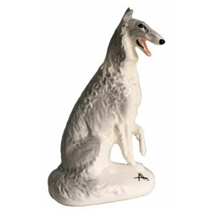 Борзая серо-пегая сидит статуэтка собаки из фарфора