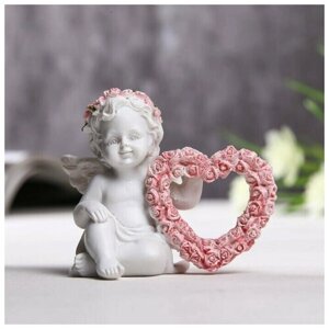 Фигурка полистоун 'Ангел с рамкой-сердечком из роз' 6,2х7,6х4 см