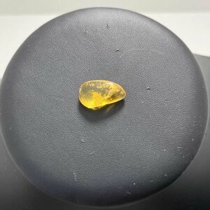 Камень натуральный янтарь, вес 0,8 гр