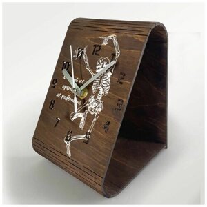 Настольные часы из дерева, цвет венге, яркий рисунок Смерть не причина не работать ( Скелет, Кости ) - 471