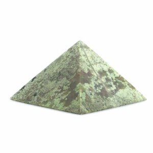Пирамида из жадеита 5,5х5,5х3,5 см 124711