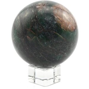 Шар из природного камня фуксит, диаметр 65-66мм РадугаКамня