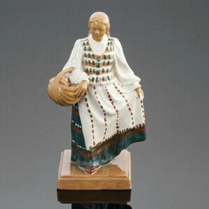 Статуэтка "Девушка с корзиной", керамика, роспись, глазурь